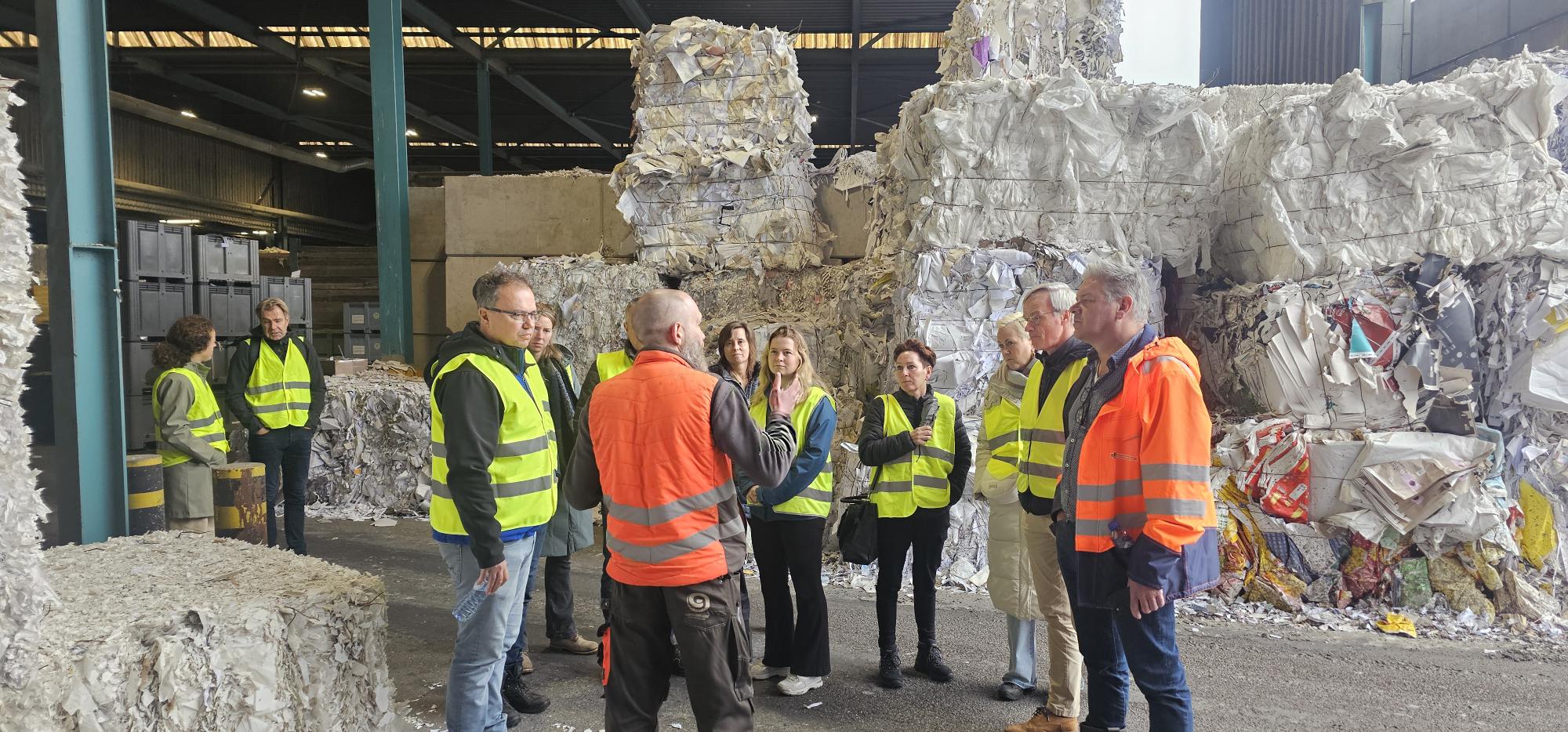 Bezoek ambtenaren aan papier- en kartonketen